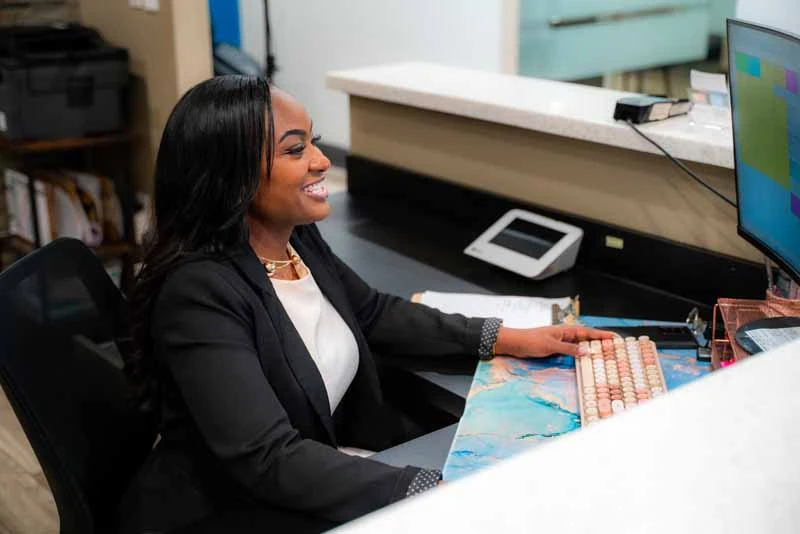 front office coordinator at 10 Day Smiles scheduling dental appointments